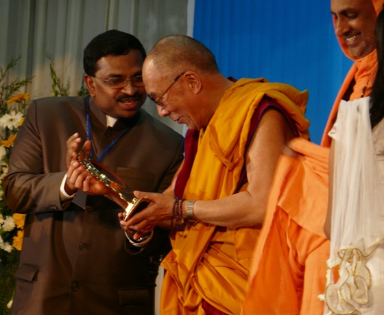 IARF president Thomas Mathew presents His Holiness the Dalai Lama with an Aranmula kannadi (metal temple mirror). 