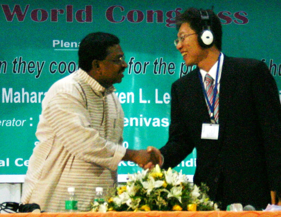 IARF president 2008-2010, Dr. Thomas Mathew (at left) & his successor, Most Rev. Mitsuo Miyake 